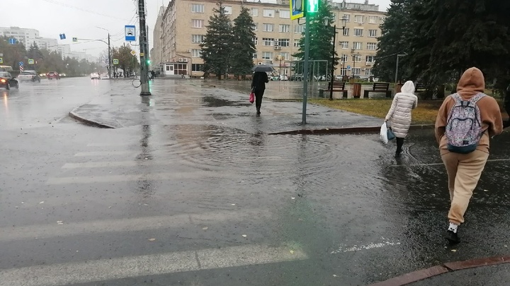 В Челябинске экстренно чистят ливнёвки