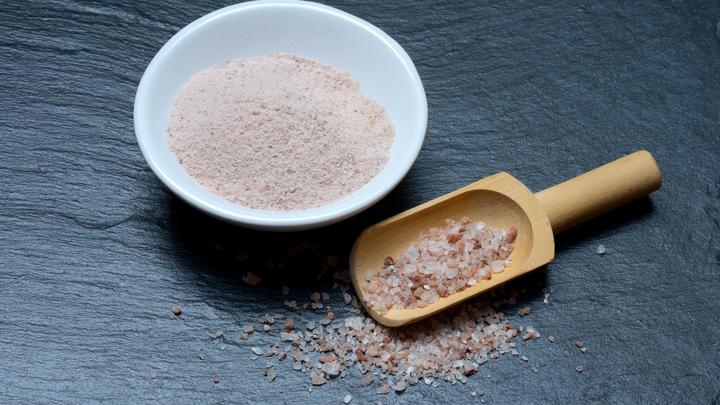 Обычная соль против морской: Есть ли смысл переплачивать, объяснила эксперт