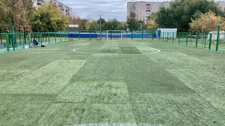 В Челябинске в Тракторозаводском районе на футбольном поле уложили газон