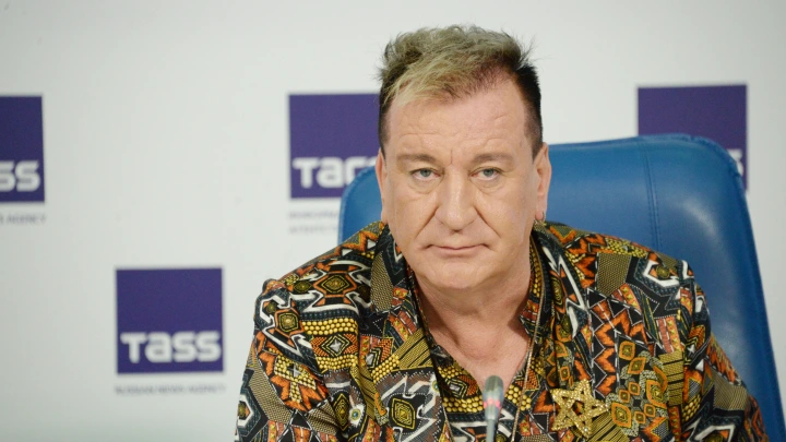 Сергей Пенкин приехал в Новосибирск и проснулся в перьях