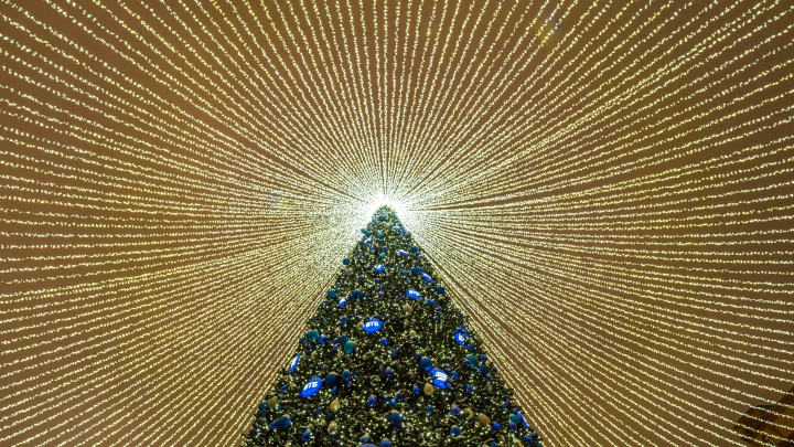 Гирлянды на окнах, дверях и фасадах могут привести к штрафу