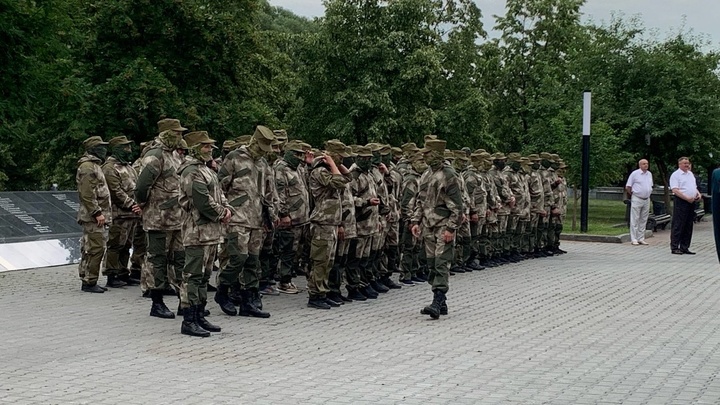 В Челябинске проводили добровольцев на Украину. 10 фото митинга