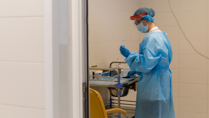 Работники Челябинского завода массово сдают тест на COVID-19