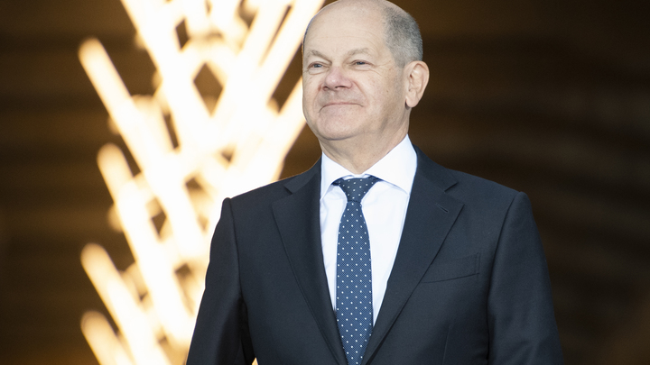 Мем Шольц хохочет стал реальностью. Канцлер ФРГ вместо ответа на жалобу немца посмеялся