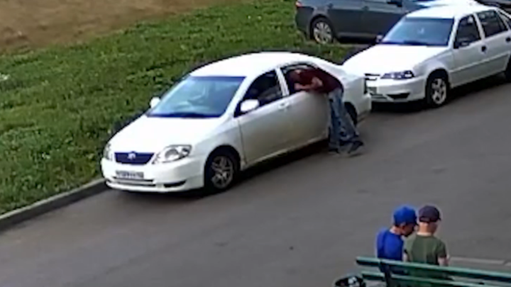 Житель Кемерова обворовал спящего в машине водителя