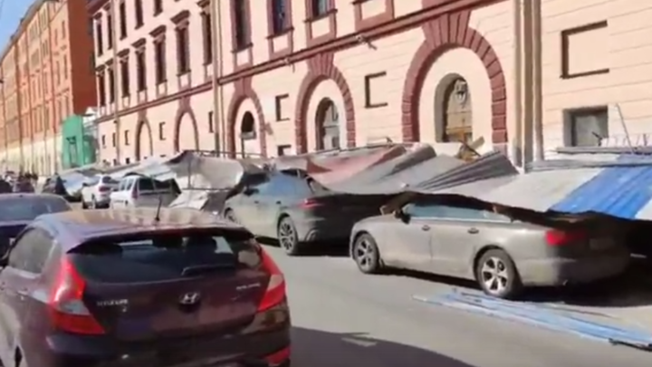 На десятки машин рухнул многометровый забор в центре Петербурга