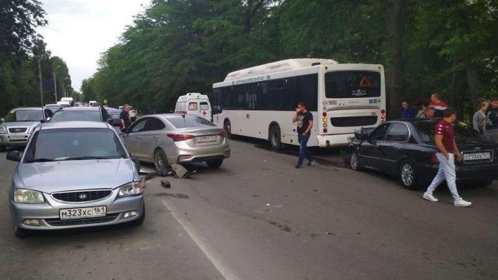 Массовое  ДТП с участием автобуса в Ростове-на-Дону: один из водителей сильно спешил