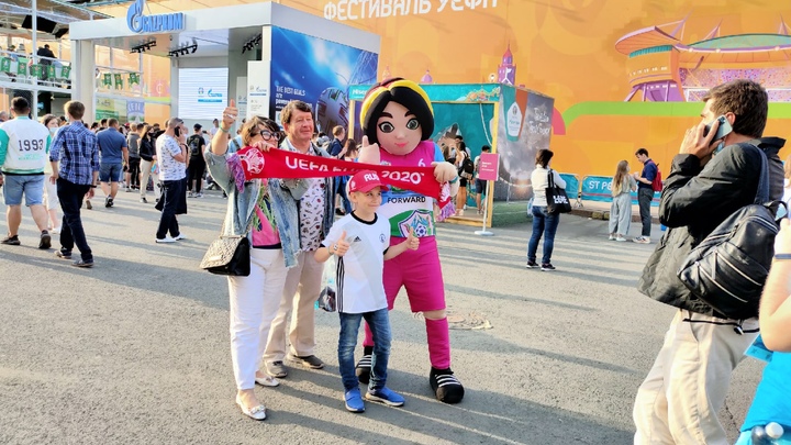 За два часа до матча Евро-2020 сборных России и Бельгии все фан-зоны в Петербурге почти заполнены