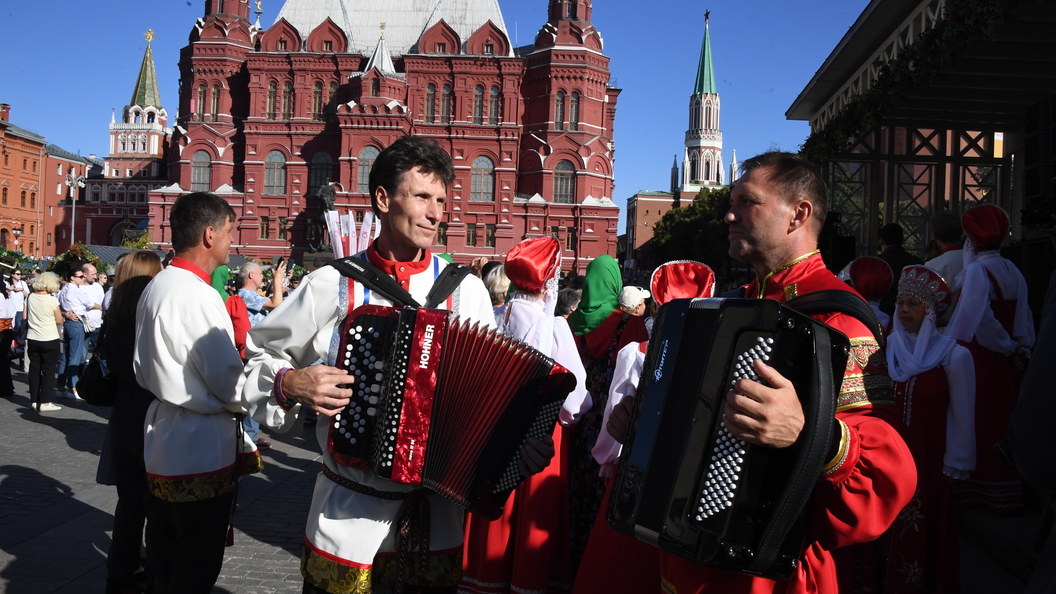 10 фестиваль. Музыкальный фестиваль столица закатов. Фестивали в Москве. Манежная площадь фестиваль фотографии. С днем города Москва.