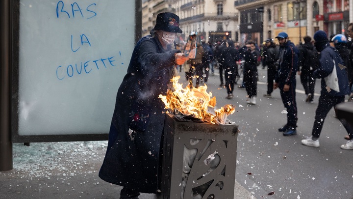 Шпилька для Макрона. В Иране намекнули: В эту игру можно играть вдвоём