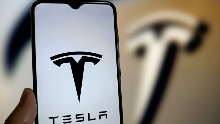 Tesla отзывает более двух миллионов электромобилей из-за проблем с автопилотом