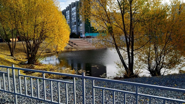 5 фото благоустроенной территории возле заброшенного карьера в Челябинске