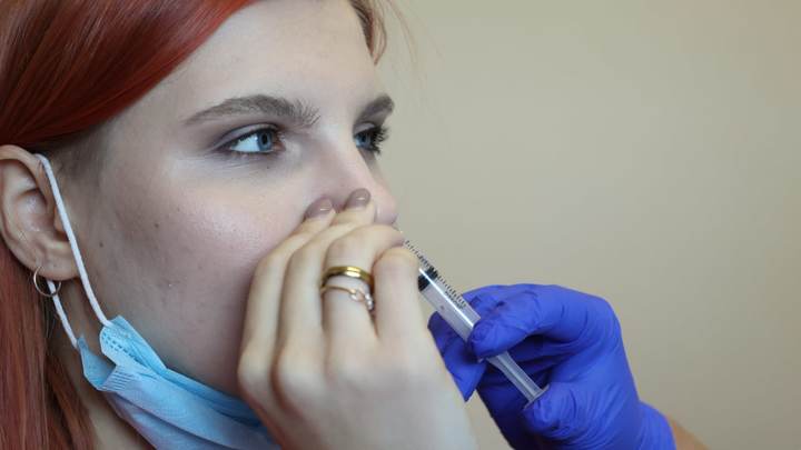 В Челябинске прививку от ковида теперь можно закапать в нос