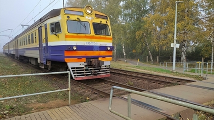 Под Новосибирском электричка сбила 14-летнюю девочку в наушниках