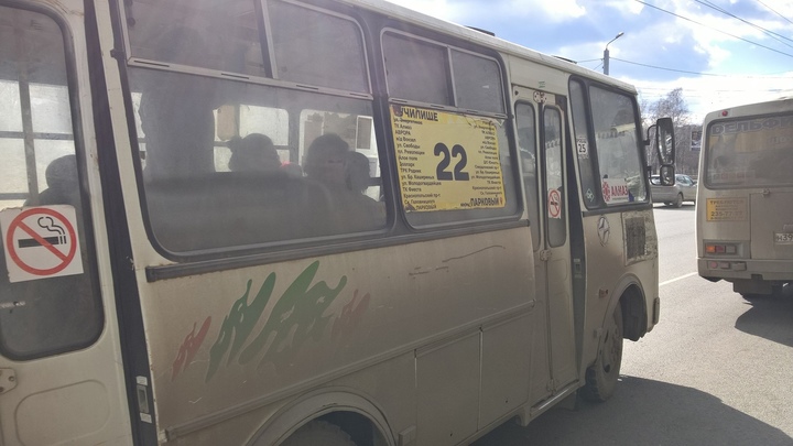 В центре Челябинска во время снегопада попала в ДТП маршрутка с пассажирами