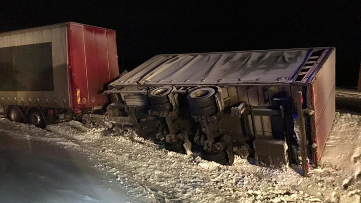 В Челябинской области автомобиль на буксире попал под фуру — водитель погиб