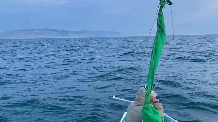 В Анапе рыбака на надувной лодке унесло от берега на три километра