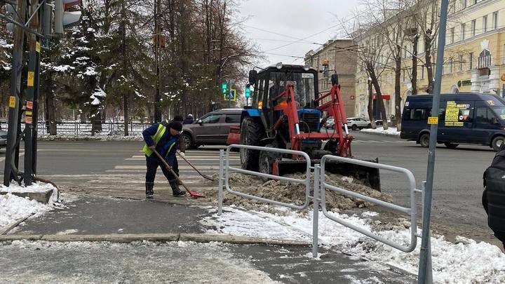 В мэрии ответили, почему тротуары Челябинска плохо почищены от льда