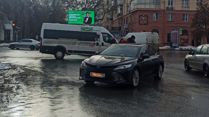 В Челябинске маршрутка с пассажирами столкнулась с легковушкой