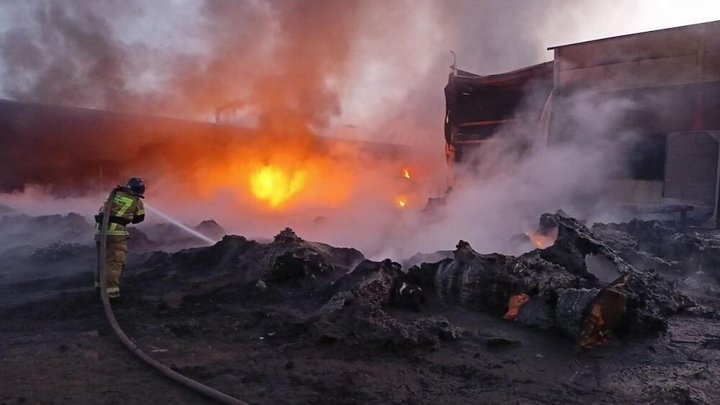 Крупный склад полиэтилена вспыхнул в Копейске