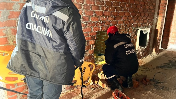 В Челябинске мужчина разбился, упав в шахту лифта