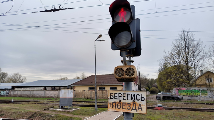 В Иркутской области микроавтобус въехал в пассажирский поезд
