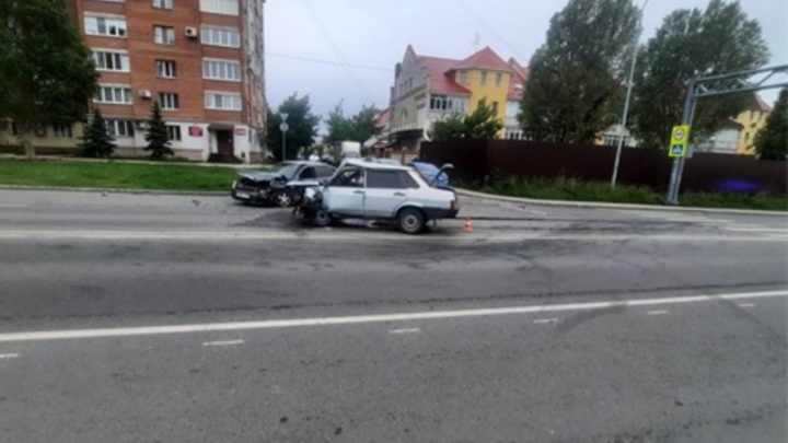 В Самаре ВАЗ резко затормозил, чтобы избежать аварии, но врезался в Ладу