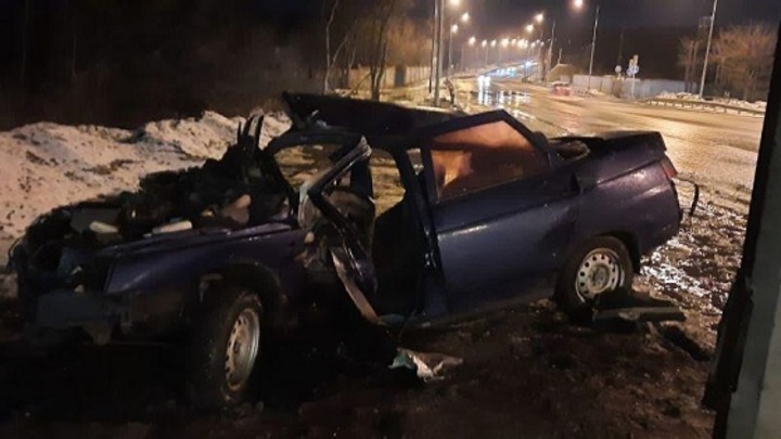 В Самаре десятка на скорости влетела в столб. Двое в больнице