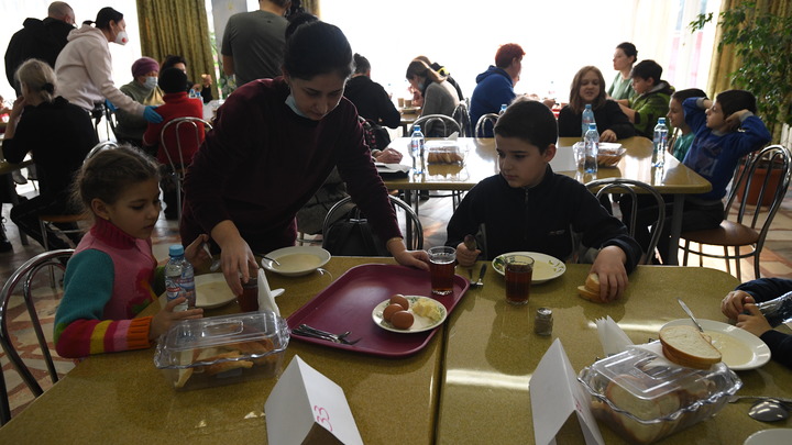 Американскими продуктами с фальшивым сроком годности кормили школьников в Челябинске