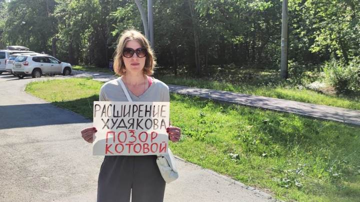 Прохожие защитили депутата на пикете против расширения улицы Худякова в Челябинске