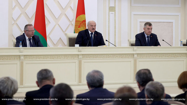 Лукашенко разнёс гомельских чиновников за провал в АПК и обвинил их в упущенной выгоде
