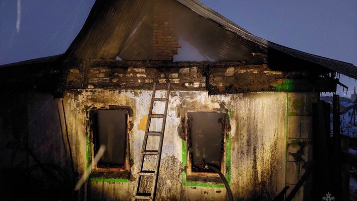 Пожарные рассказали, из-за чего в Миассе сгорел дом