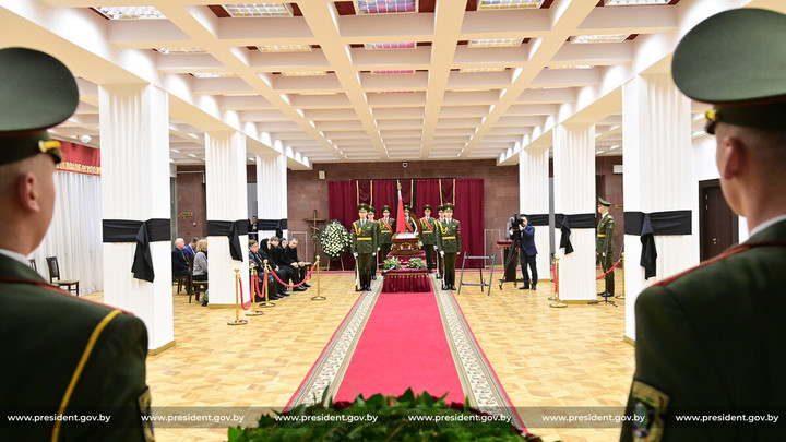 Печальный Лукашенко появился на похоронах Макея пешком и без охраны