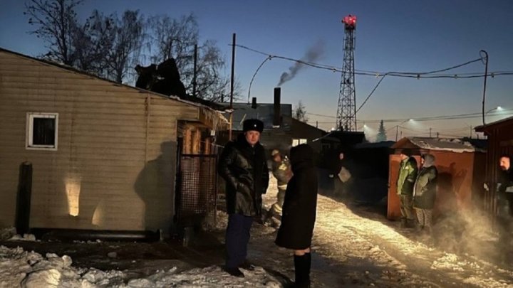 Пожар в деревянном доме под Новосибирском оставил без жилья шесть семей