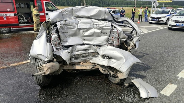 Фура смяла легковой автомобиль в гармошку на трассе в Челябинской области