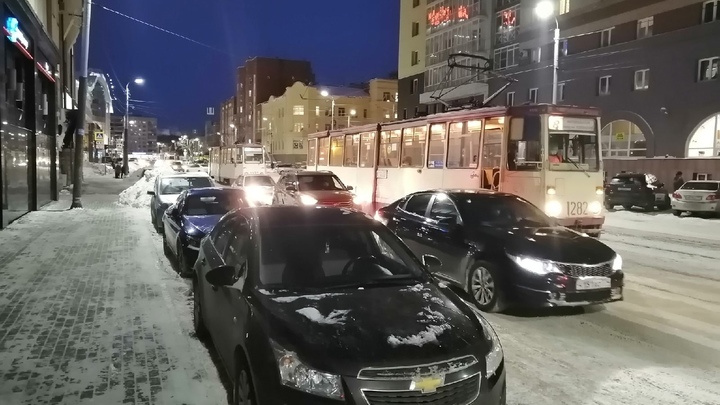В Челябинске транспорт встал в 8-балльных пробках из-за снегопада 5 декабря