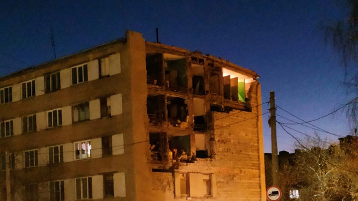 В Челябинске снесли стену аварийного общежития, жители которого отказались съезжать