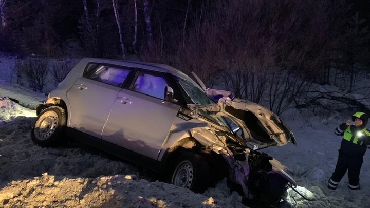 Смертельная авария на М-5: водителя зажало в авто, а пассажирку выбросило из салона