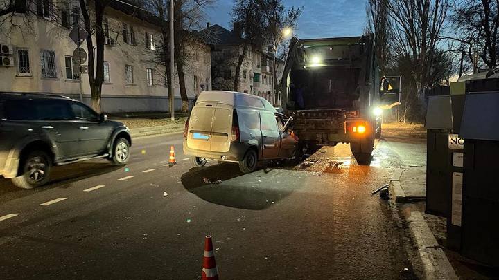 В Ростове-на-Дону легковая машина насмерть сбила грузчика мусоровоза 15 декабря