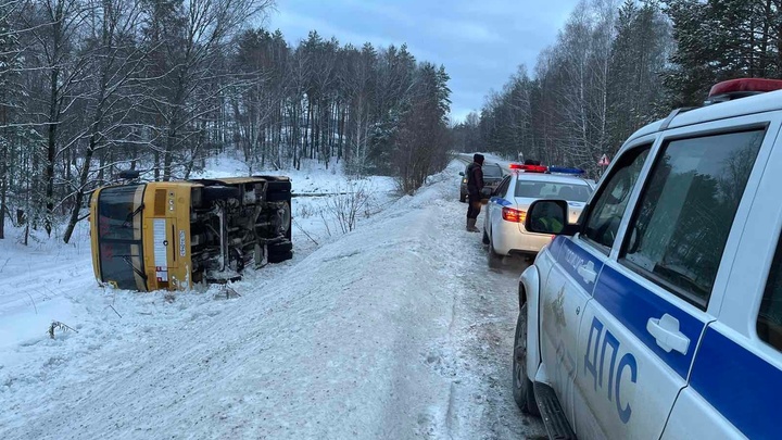 Школьный автобус опрокинулся в Челябинской области