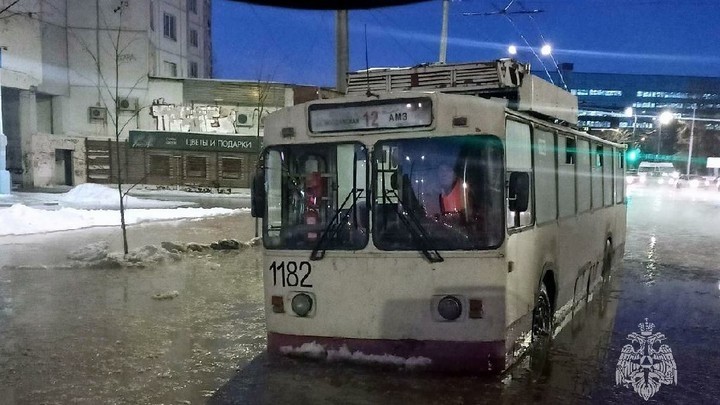 В огонь и в воду. Появилось видео из троллейбуса, горящего посреди коммунальной реки в Челябинске