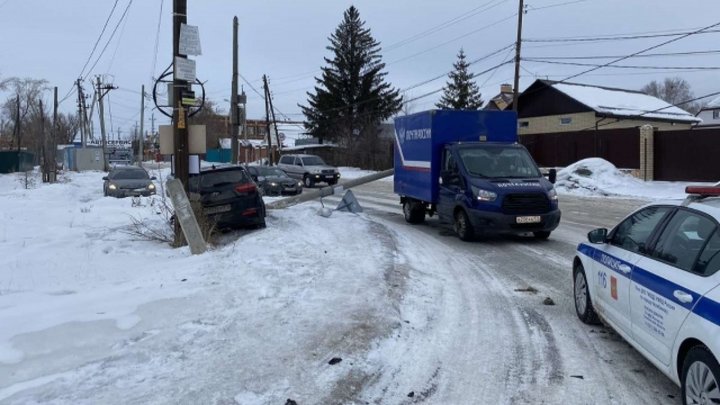 В результате ДТП столб упал на Газель почты России в Челябинске
