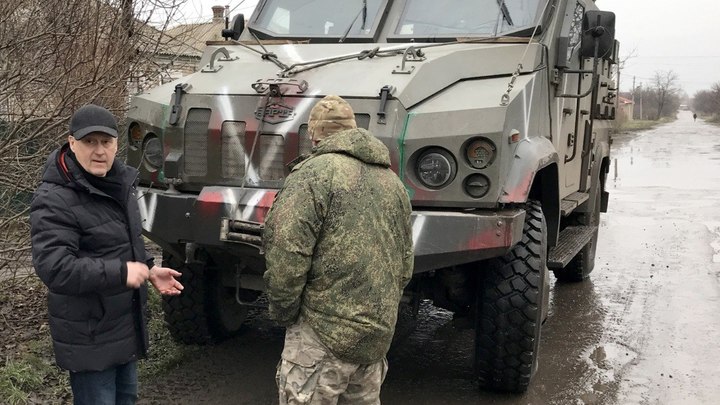 Мэр Локоть показал трофейную украинскую бронемашину новосибирского СОБРа