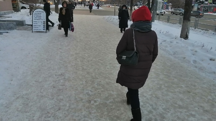 Котова велела разобраться с гололёдом на тротуарах в Челябинске