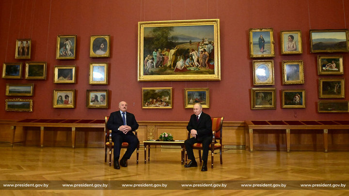 Лукашенко признал поражение Минска перед чистотой улиц Санкт-Петербурга