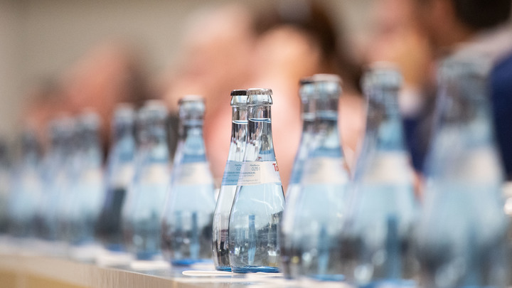 Вода для здоровья... губит организм изнутри: Гастроэнтеролог объяснила, как нельзя пить