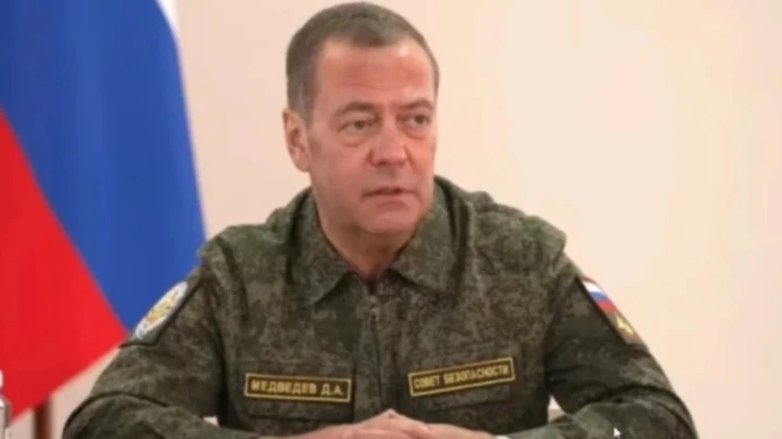 «Нацепит на зеленый сюртук»: Медведев предложил Зеленскому заменить орден крестом Гитлера