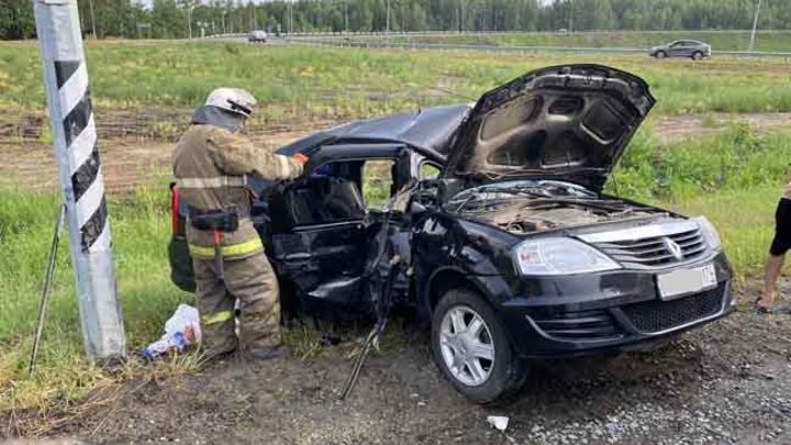 1 погиб, 2 ранены: иномарка врезалась в столб в Челябинской области
