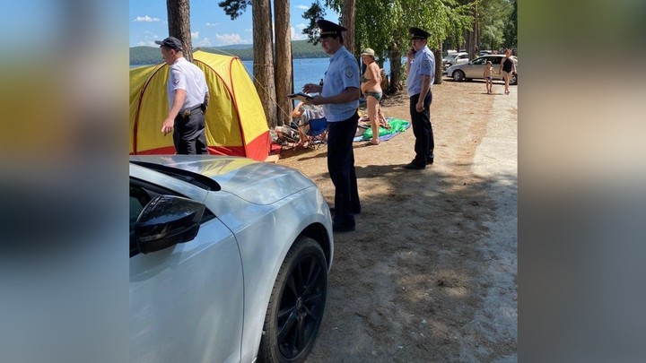 От популярного озера в Челябинской области эвакуируют машины