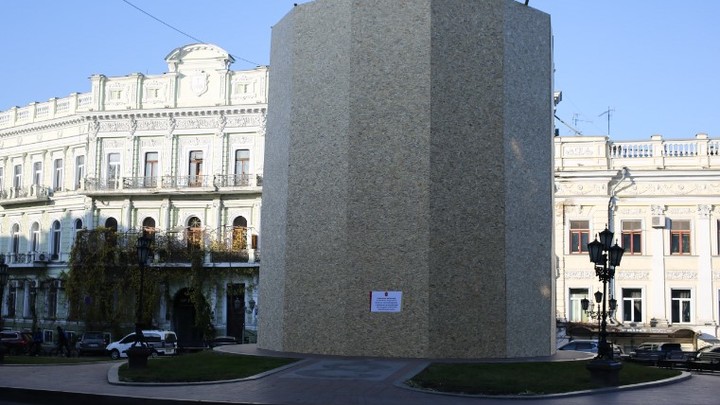 Украинцы прячутся под масками: Как проходил снос русских памятников в Одессе